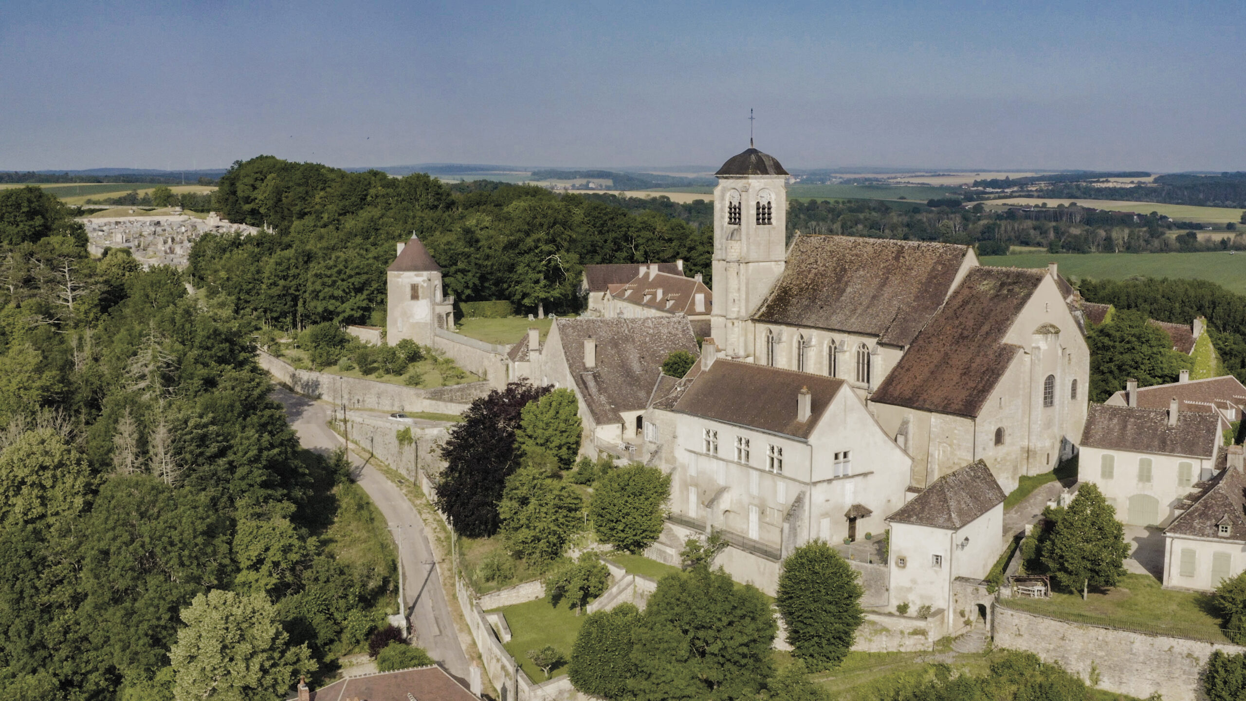 Église Saint Potentien à Châtel-Censoir entourée des anciennes murailles