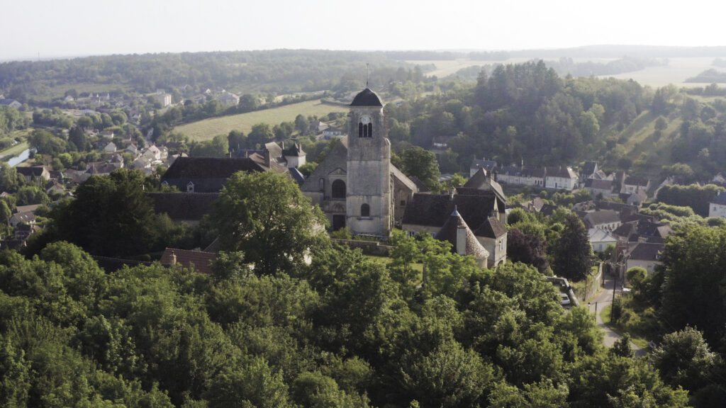 Le village de Châtel-Censoir avec, au premier plan, l'église Saint-Potentien.